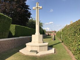 L'imposant monument militaire accueille les visiteurs et crée une barrière visuelle avec la rue, contribuant à l'intimité des sépultures.