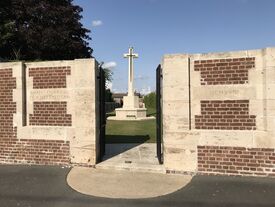 Entrée du cimetière, rue de Bermerain. L'accès est libre, la grille n'étant pas verrouillée.