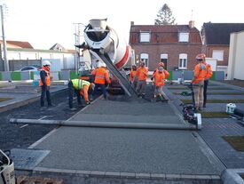 Coulage du béton du massif drainant, une technique encore peu utilisée, réalisée avec succès par l'entreprise Montaron (Colas Nord Est).