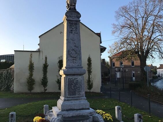 Le Monument aux Morts fleuri, sous un rayon de soleil. Photo mairie de Famars (12/11/2020).