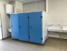 Cabines WC, équipées de sanitaires sur bati-support, faciles à entretenir et économes en eau.