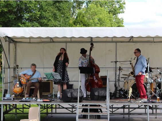 Luke Hullus Quintet avait investi le parking de la salle des sports le samedi soir, pour un beau concert jazzy.
Photo Benoît Van Cornewal