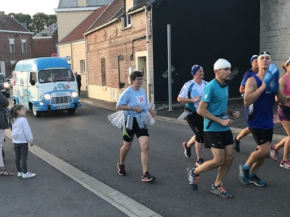 Arrivée des coureurs depuis Trith Saint Léger.