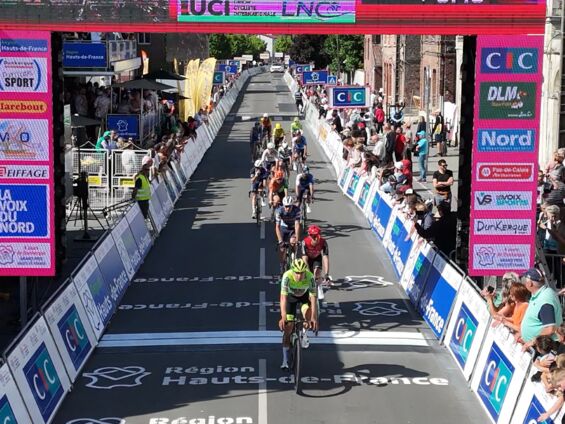 Franchissement de la ligne d'arrivée par les coureurs.