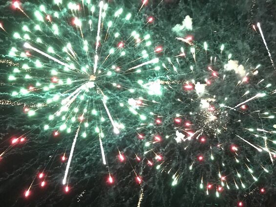 La soirée s'est clôturée par un beau feu d'artifices musical d'une vingtaine de minutes, sur le thème de l'eau. Plusieurs centaines de personnes avaient fait le déplacement.