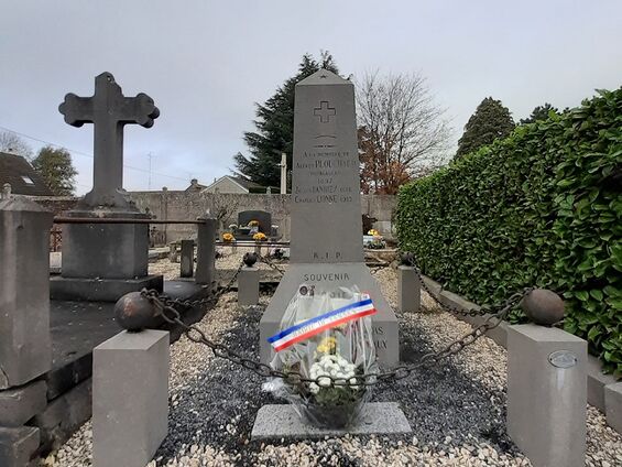 Un monument à la mémoire des soldats de Madagascar se trouve au cimetière (première allée côté rue de Bermerain). Une fleur y est déposée en mémoire chaque 11 novembre.