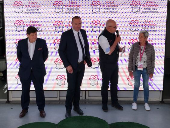Présentation de madame le maire par les organisateurs de la course.