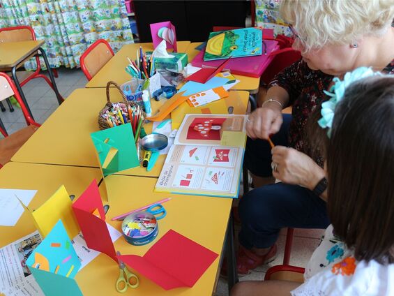 La bibliothèque a proposé la lecture d'un conte pour enfants, et animé un atelier "cartes popup". De beaux livres "popup" en trois dimensions étaient également exposés.
Photo Benoît Van Cornewal
