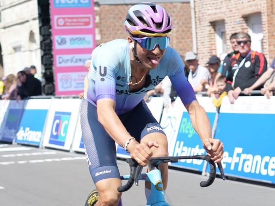 Photo d'un coureur sur lequel on peut voir les premiers signes de fatigues apparaitre (tirage de langue).
