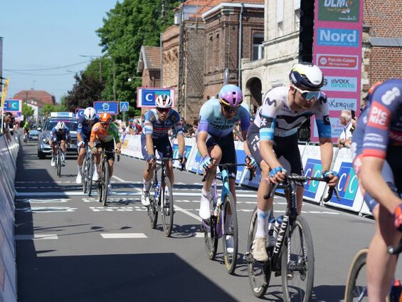 Photo des coureurs lors d'un passage au sein de la ville.