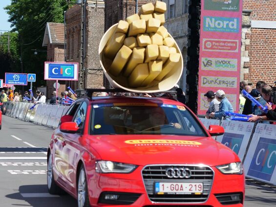 Photo d'une voiture caravane avec un cornet de frites sur le toit.