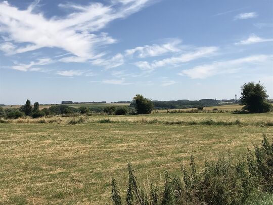 Au départ de la ballade : la vallée de la Rhonelle vue depuis la rue d'Artres (à proximité du stade).