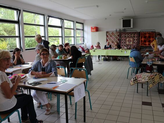 Ateliers patchwork et couture avec les associations Val en Patch, et Famars Patch et Brode.
Photo Benoît Van Cornewal