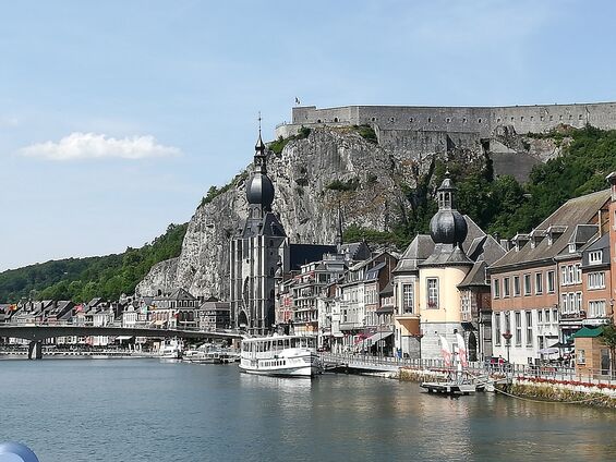 Dinant vue depuis le bateau.