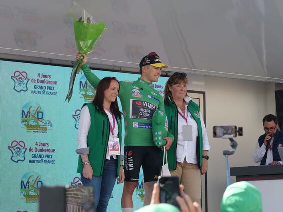 Remise du prix du meilleur sprinteur à l'arrivée.
