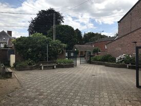 La cour vue depuis le passage latéral.