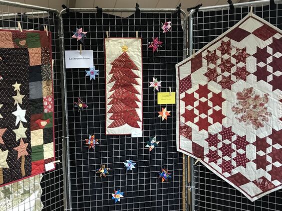 Au centre: les étoiles sont une création de l'école La Chouette Bleue de Thiant