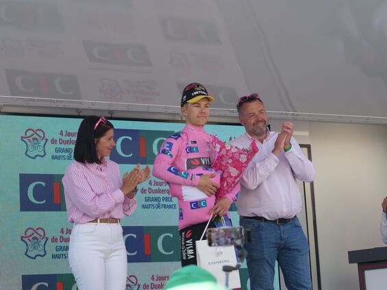 Remise du prix au leadeur du classement général à l'arrivée de l'étape.