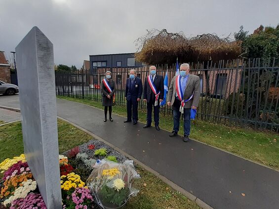 Recueillement auprès de la stèle érigée par la mairie et de CHAS en 2018, à la mémoire du Lieutenant William Davidson Bissett, du Lieutenant William Phillip, et de tous les soldats écossais ayant libéré Famars en octobre 1918. Photo Dominique Szevo (Cercle Historique et Archéologique Sarrasin).