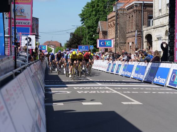 Passage du peloton sous l'arche de l'arrivée.