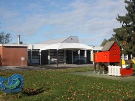 Préau extérieur à l'école maternelle (photo de 2013)