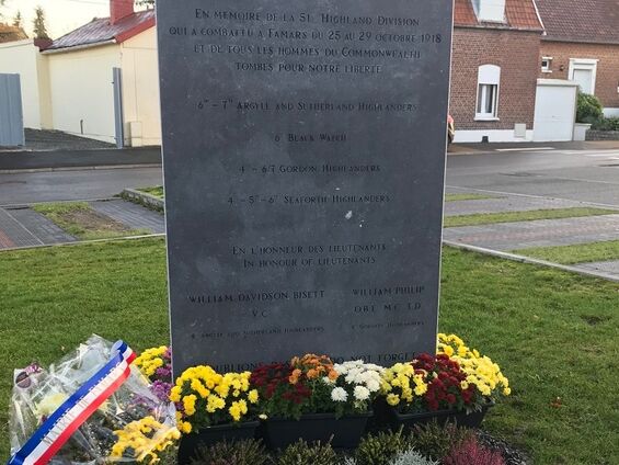 Texte de la stèle apposée en 2018 à l'occasion du centenaire de l'armistice de la Première Guerre Mondiale. La stèle a été érigé conjointement par la municipalité et le Cercle Historique et Archéologique Sarrasin. Photo mairie de Famars (12/11/2020)