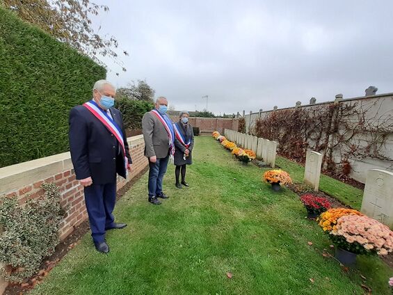 Reccueillement au cimetière des soldats du Commonwealth, géré par la Commonwealth War Graves Commission. Dans ce cimetière reposent des soldats écossais, anglais, canadien, et inconnus. Il a été particulièrement fleuri cette année grâce aux chrysanthèmes offertes par le magasin Auchan Valenciennes Sud, que la commune remercie. Photo Dominique Szevo.