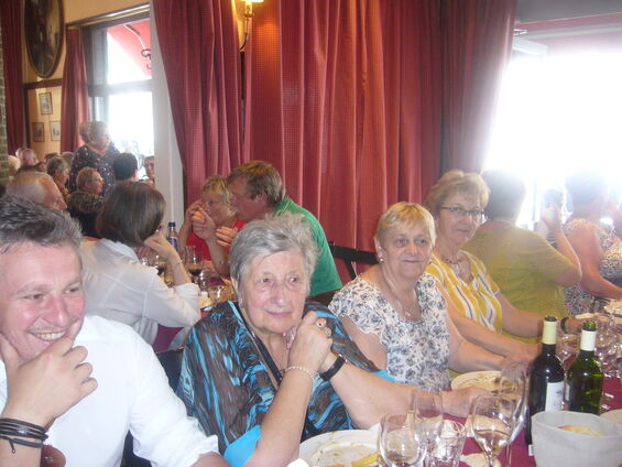 Repas au restaurant. Vous pouvez contacter le CCAS pour obtenir les photos prises à table par Madame Ghislaine Lécot.