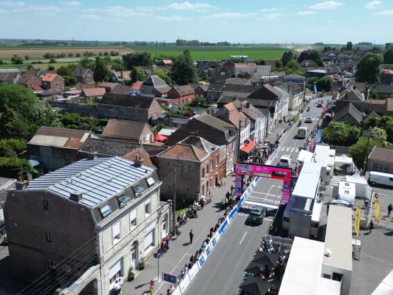 Photo plan drone de la rue Roger Salengro qui est aussi la ligne d'arrivée.