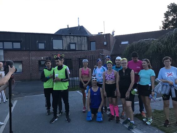 Photo de groupe des sportifs participant à la course de relai.