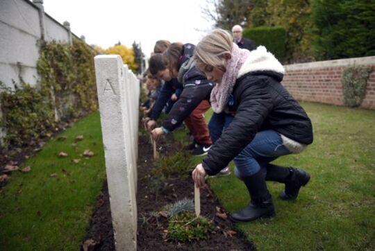 Fleurissement du cimetière le 10 novembre 2018 par les élèves de l'école Joliot Curie, dans le cadre de cérémonie du centenaire de l'armistice de la première guerre mondiale.