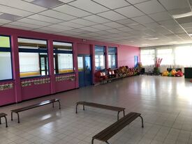 salle de motricité maternelle La salle de motricité a été repeinte dans des tons vifs, favorisant l'éveil. Une porte a été remplacée et équipée d'une barre de sortie antipanique (sécurité incendie).