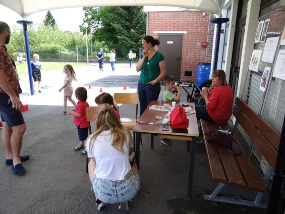 L'Association des Parents d'Elèves proposait un stand de maquillage et un parcours de motricité pour les enfants.
Photo Philippe Pépin.