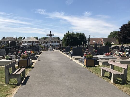 Le cimetière depuis l'entrée par la rue d'Artres. Les chemins en enrobés facilitent l'accès des fauteuils roulants et poussettes.