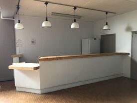 Le bar, comprenant un comptoir adapté aux fauteuils roulants.