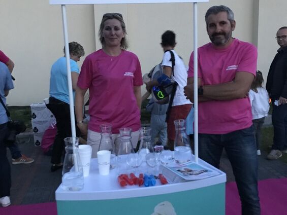 L'Eau du Valenciennois a présenté et offert de nouveaux contenants pour favoriser la consommation de l'eau du robinet. Carafes en verre, gourdes, gobelets réutilisables... une bonne façon de limiter les déchets plastiques et de faire des économies.